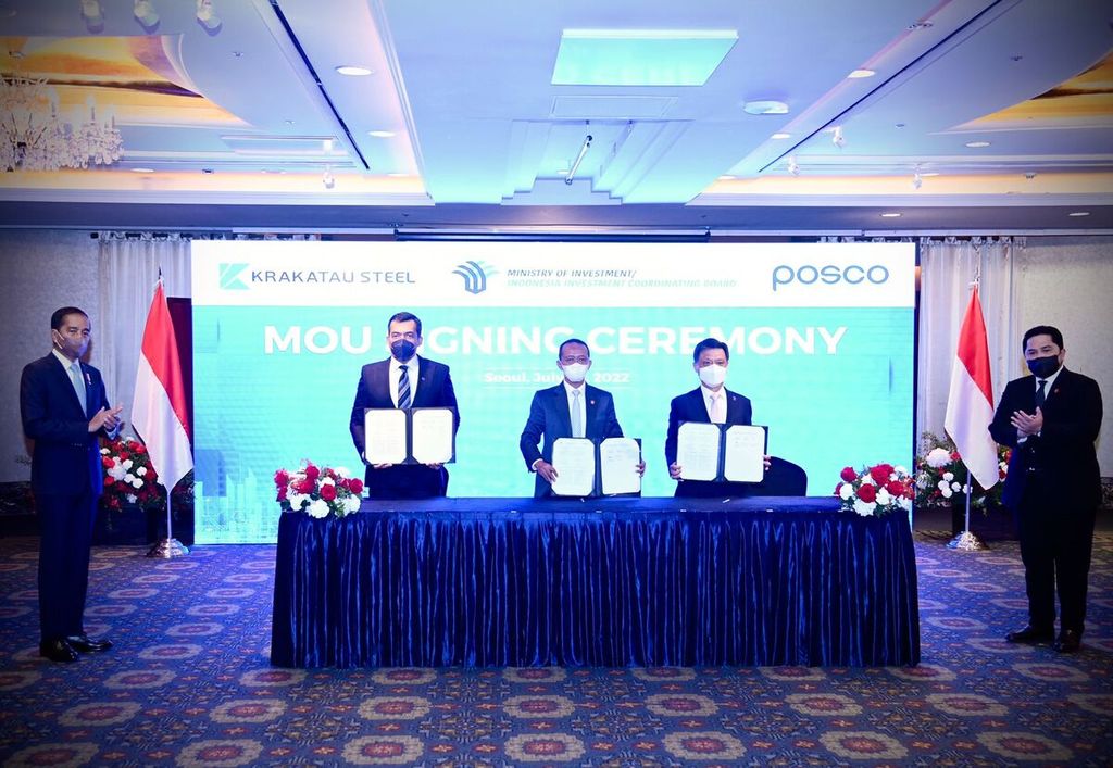 Presiden Joko Widodo menyaksikan penandatanganan nota kesepahaman kerja sama Kementerian Investasi/Badan Koordinasi Penanaman Modal dengan PT Krakatau Steel dan POSCO Holdings mengenai kerja sama investasi.