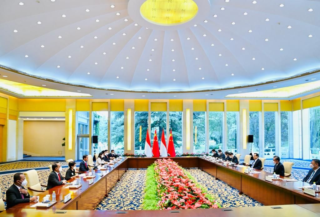 Presiden Joko Widodo dan PM China Li Keqiang melakukan pertemuan bilateral, Selasa (26/7/2022) di Beijing, China. Pertemuan membahas peningkatan hubungan perdagangan dan investasi kedua negara.