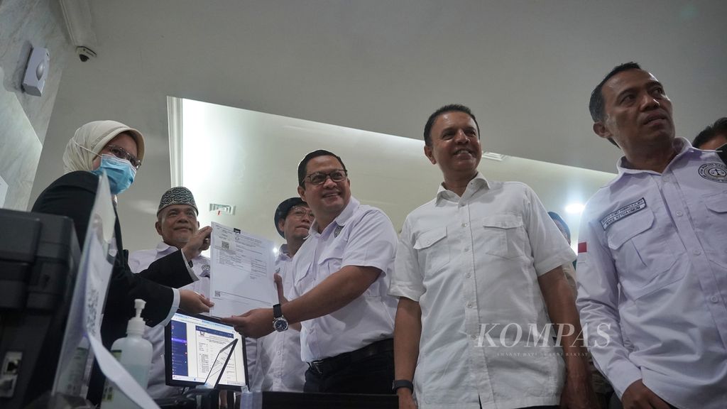 The Anies-Muhaimin national team chairman, Muhammad Syauqi Alaydrus (middle), with Anies-Muhaimin's legal advisory team arrived to submit the conclusion files for the dispute hearing of the general election results at the Constitutional Court, Jakarta, on Tuesday (16/4/2024).