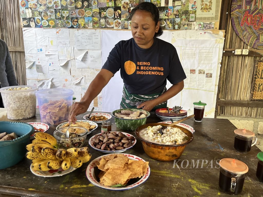 Marlinda Nau atau biasa dipanggil Mama Fun (40), dari Komunitas Lakoat Kujawas di Mollo Utara, Kabupaten Timor Tengah Selatan, menyajikan aneka makanan lokal, yang kaya dengan kacang-kacangan, selain umbi-umbian dan pisang.