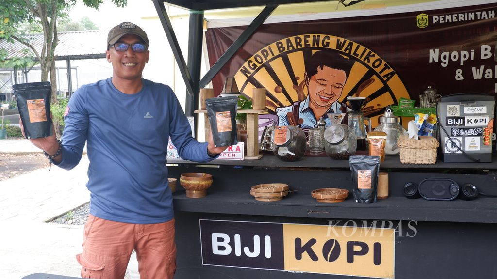 Dwi Putra Kurniawan, pemilik kedai Biji Kopi, memperlihatkan produk kopi khas Kalimantan Selatan yang diproduksinya di Banjarbaru, Jumat (17/1/2020). Tiga macam kopi asli Kalsel yang dipopulerkannya kini mulai diminati pasar nasional maupun pasar internasional.