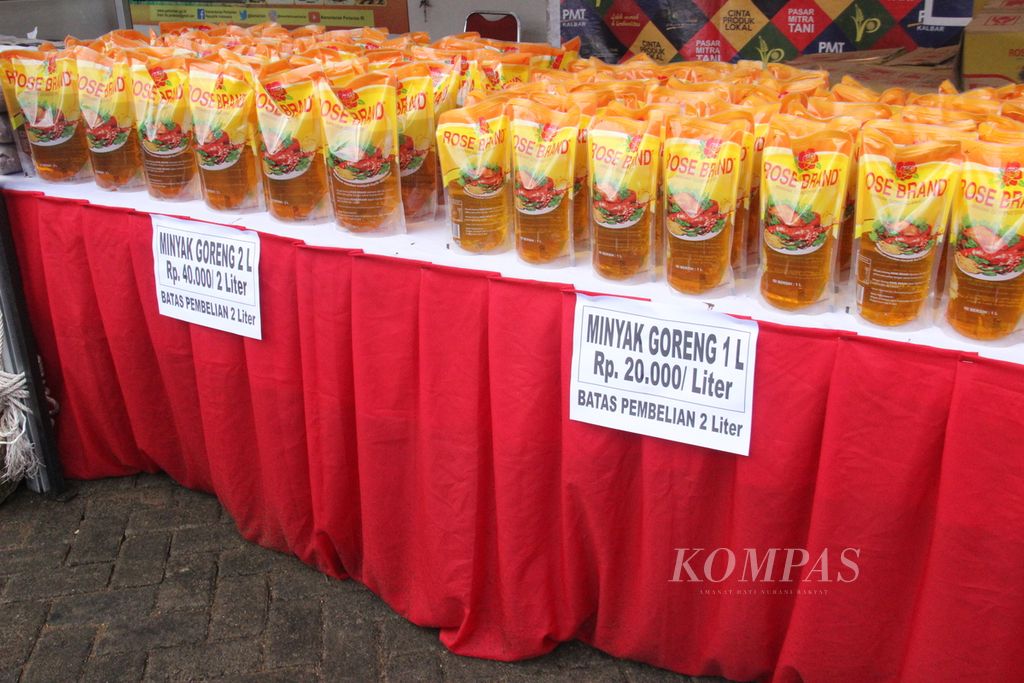 Minyak goreng yang dijual dalam Gelar Pangan Murah di halaman Kantor Dinas Ketahanan Pangan Kalimantan Barat, Rabu (13/4/2022).