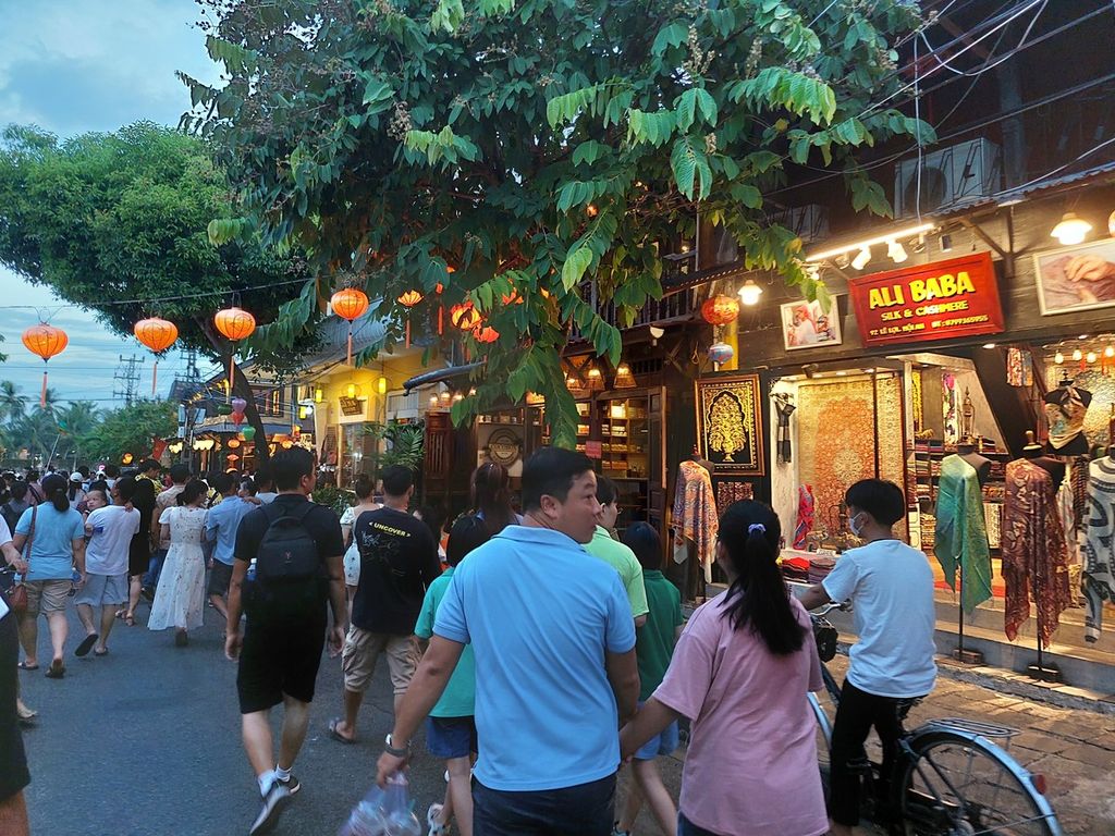 Para pengunjung bisa singgah membeli aneka kerajinan dan suvenir di toko-toko Hoi An.