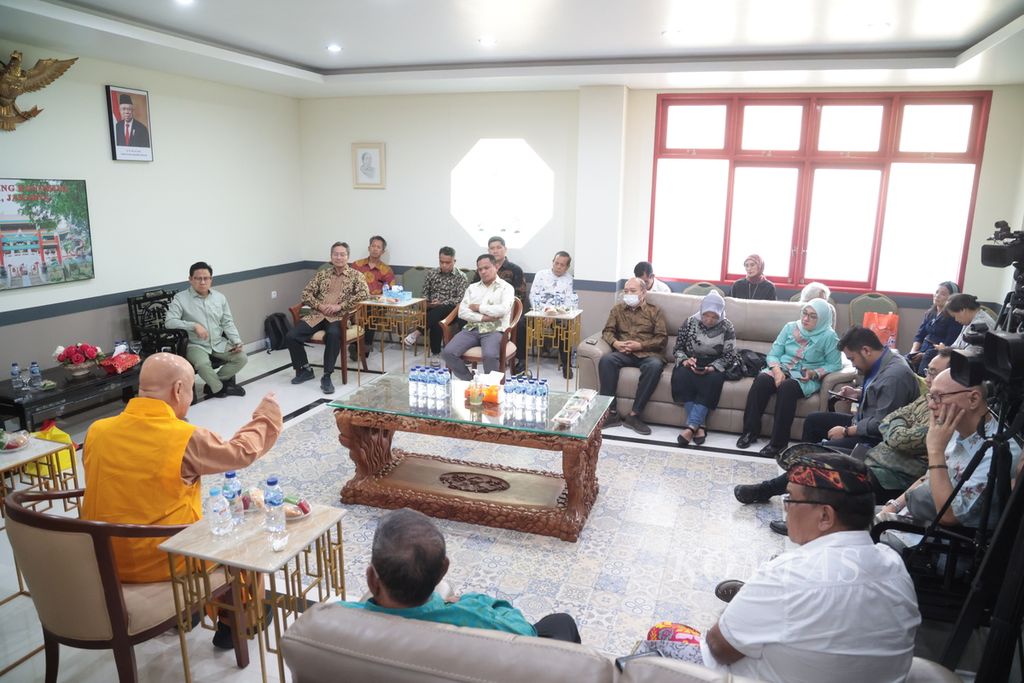 Suasana pertemuan bakal calon wakil presiden dari Koalisi Perubahan dan Persatuan, Muhaimin Iskandar, dengan para tokoh lintas agama dalam silaturahmi kebangsaan lintas iman di Kelenteng Kong Miao, Jakarta, Kamis (14/9/2023). 