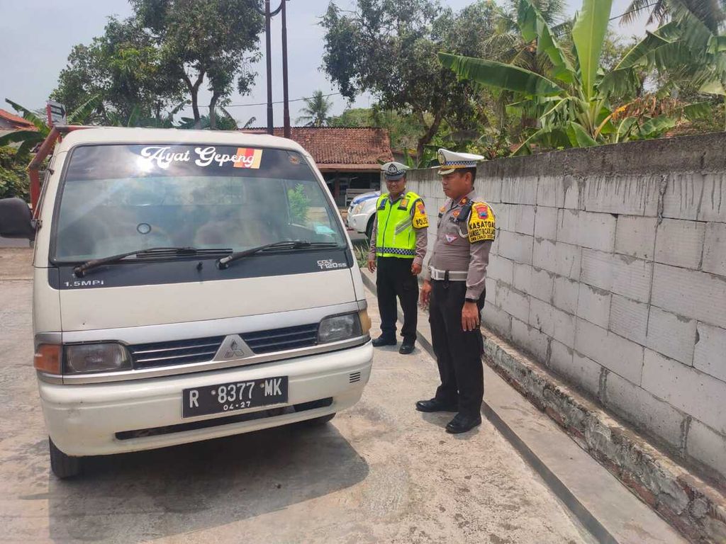 Jajaran Satuan Lalu Lintas Kepolisian Resor Kota Cilacap mengecek kondisi mobil bak terbuka yang dipakai mengangkut puluhan santri di Kecamatan Kedungreja, Kabupaten Cilacap, Jawa Tengah, Minggu (22/10/2023).
