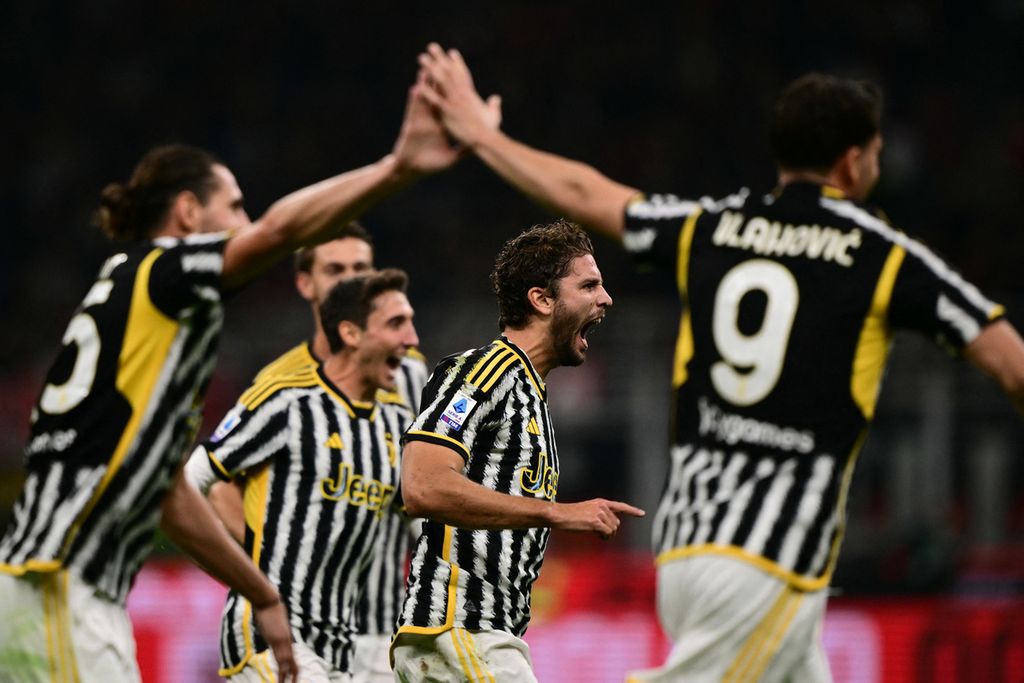 Gelandang Juventus, Manuel Locatelli, merayakan gol yang dicetaknya ke gawang AC Milan dalam laga pekan kesembilan Liga Italia di Stadion San Siro, Senin (23/10/2023) dini hari WIB.