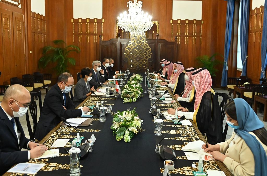 Menteri Luar Negeri Retno LP Marsudi (ketiga dari kiri) dan Menteri Luar Negeri Arab Saudi Pangeran Faisal bin Farhan al-Saud (ketiga dari kanan) menggelar pertemuan bilateral di Jakarta, Selasa (7/6/2022).