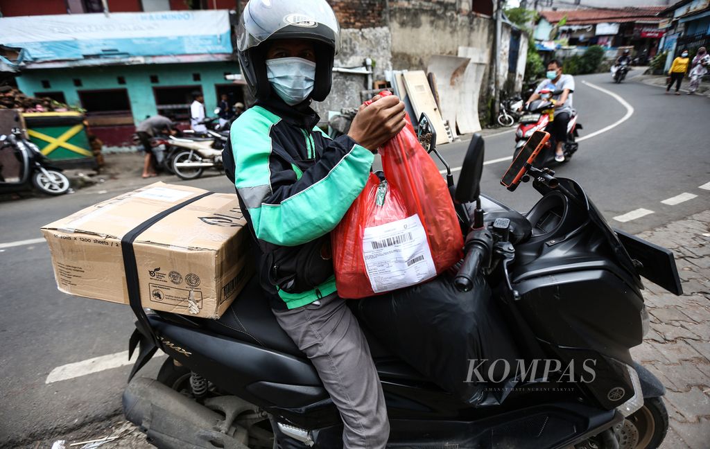 Pengemudi ojek daring bersiap mengantarkan sayur-mayur ke alamat pelanggan dari kawasan Tegal Parang, Mampang Prapatan, Jakarta Selatan, Senin (21/2/2022).
