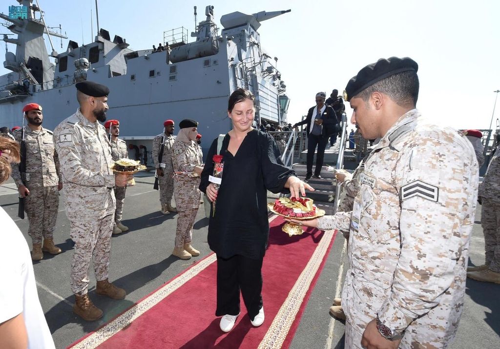 Dalam foto yang disiarkan  Saudi Press Agency (SPA) pada Sabtu (22/4/2023) ini anggota Angkatan Laut Arab Saudi menyambut warga Arab Saudi dan sejumlah negara lain yang dievakuasi dari Sudan.  Arab Saudi salah satu negara pertama yang mengevakuasi warga dari Sudan yang sedang dilanda perang saudara. 