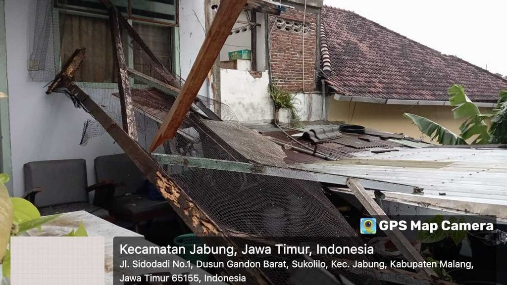 Kondisi salah satu rumah warga yang mengalami kerusakan di Desa Sukolilo, Kecamatan Jabun, Kabupaten Malang, Jawa Timur, sebagai dampak hujan deras disertai angin, Kamis (30/11/2023).