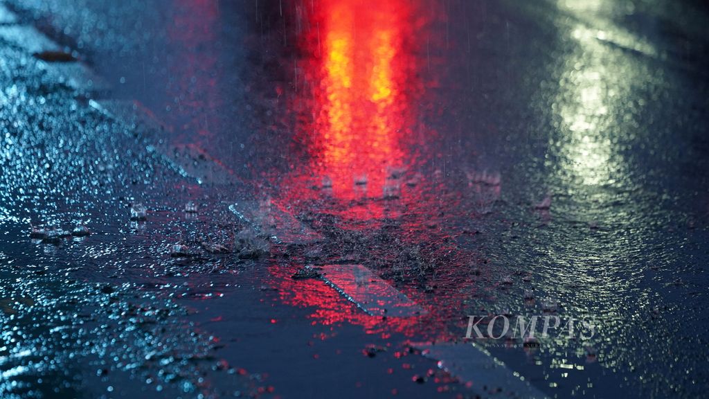 Gemercik hujan menimpa jalan aspal yang basah oleh hujan di Jalan Gatot Subroto, Jakarta Selatan, Rabu (28/12/2022). Hujan dengan intensitas lebat diprediksi akan terjadi merata pada 30-31 Desember 2022 di DKI Jakarta. Modifikasi cuaca akan dilakukan untuk mengantisipasi kondisi buruk. 