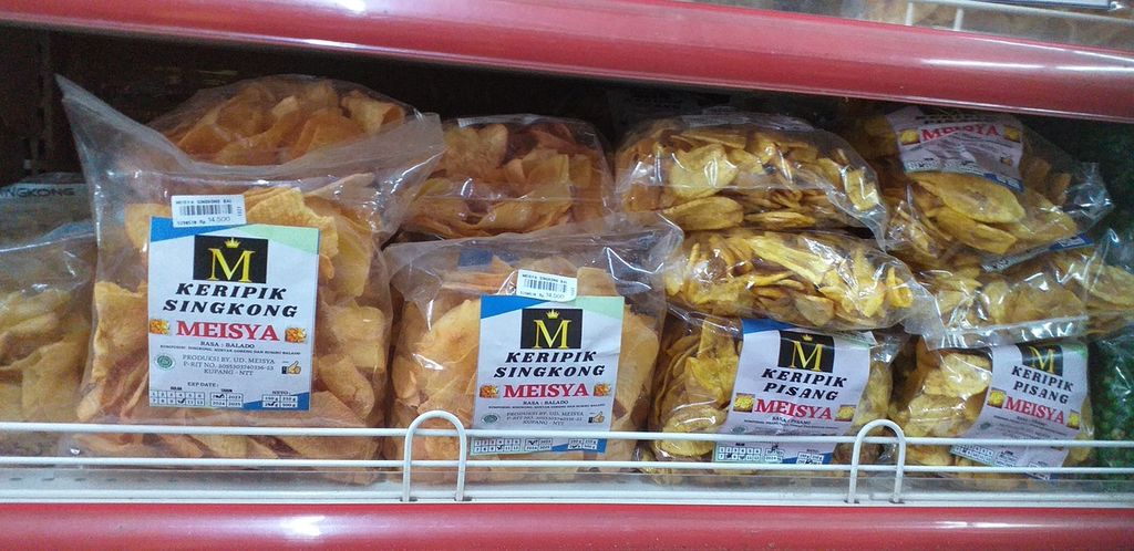 Produk keripik singkong dan pisang UMKM yang dijual di salah satu minimarket di Kupang, Nusa Tenggara Timur, Selasa (12/4/2022).