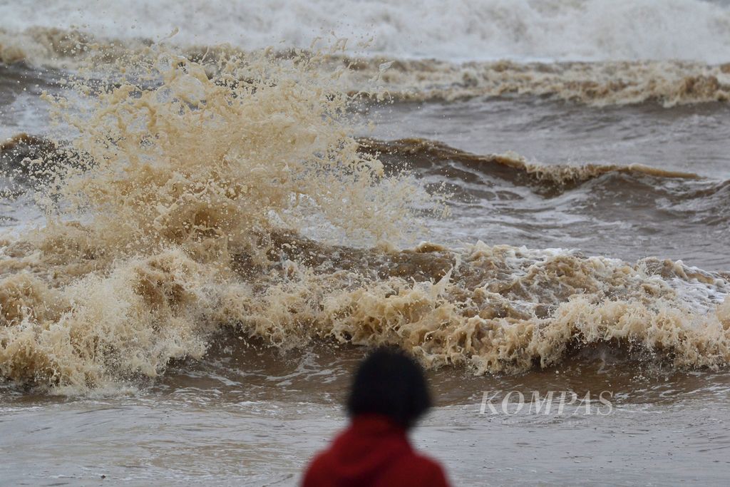 Embusan angin kencang beserta gelombang tinggi terjadi di perairan sekitar Pantai Depok, Bantul, DI Yogyakarta, Jumat (19/1/2024).