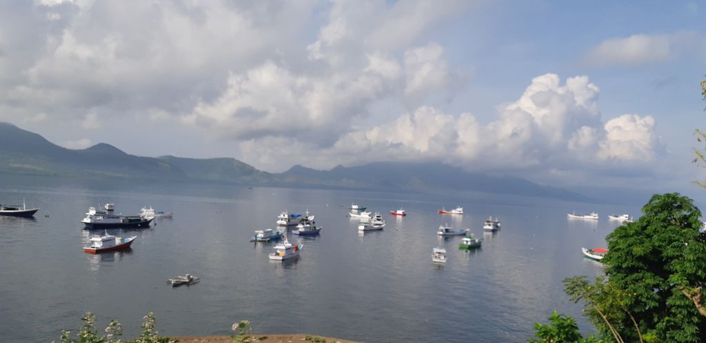 Selat Solor menjadi jalur yang dilewati kapal motor saat membawa pasien dari Pulau Adonara ke Larantuka, ibu kota Kabupaten Flores Timur, Nusa Tenggara Timur seperti pada Jumat (4/11/2022). Jika terjadi gelombang tinggi, kapal tidak bisa menyeberang.