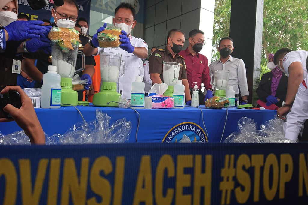Petugas Badan Narkotika Nasional (BNN) Provinsi Aceh, Kamis (24/3/2022), di Banda Aceh, memusnahkan sabu yang disita dari tersangka pengedar narkotika. Peredaran narkotika jenis ganja dan sabu di Provinsi Aceh masih tinggi. Data lain dari Kepolisian Daerah Aceh, pada 2021 jumlah ganja yang disita sebanyak 1 ton dan sabu sebanyak 1,8 ton.