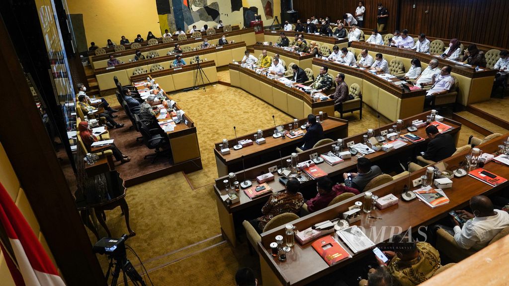 Suasana rapat dengar pendapat antara Komisi II DPR dengan pemerintah dan lembaga penyelenggara pemilu mengenai implikasi penyelenggaraan pemilu terkait pemekaran daerah otonomi baru di Ruang Rapat Komisi II DPR, Jakarta, Rabu (31/8/2022). 