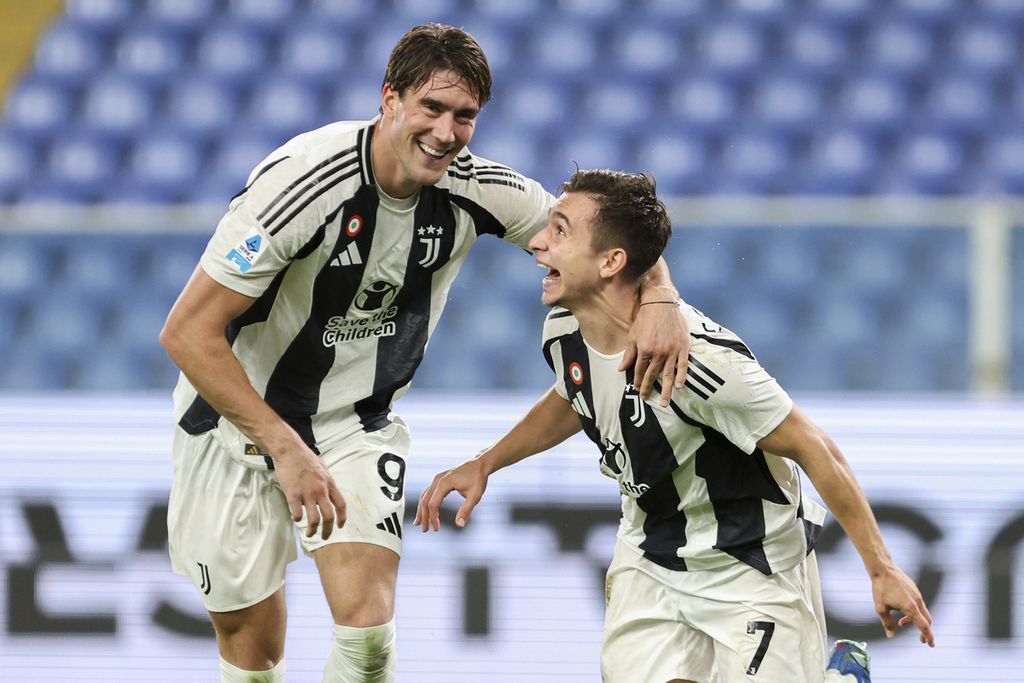 Penyerang Juventus, Francisco Conceicao (kanan), bersama rekan setimnya, Dusan Vlahovic, merayakan gol ke gawang Genoa pada laga Liga Italia di Stadion Luigi Ferraris, Genoa, Minggu (28/9/2024). Juve menang 3-0. Juve selanjutnya akan melawan Cagliari.