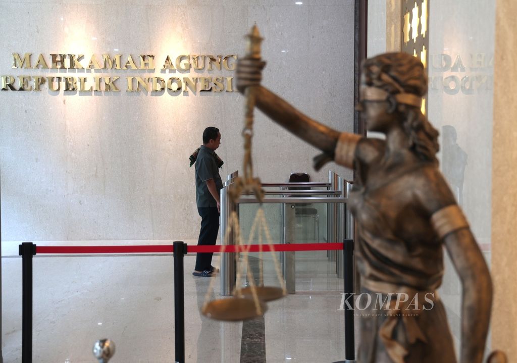 Patung Dewi Themis yang merupakan lambang keadilan dan hukum terpasang di lobi Gedung Mahkamah Agung, Jakarta, Rabu (9/8/2023). 