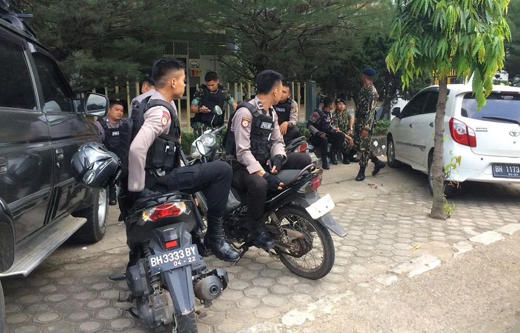 Aparat kepolisian dan TNI berjaga di halaman Lembaga Permasyarakatan Kelas IIA Jambi, Rabu (27/9). Pengerahan aparat tersebut untuk mengamankan bentrok antara narapidana kasus narkoba dan petugas yang berlangsung dalam lapas kemarin sore. 