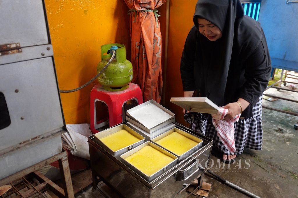 Pemilik toko kue Bunda Rayya, Yus Elisa sedang memantau proses pembuatan kue lapan jam di tokonya di Palembang, Sumatera Selatan, Kamis (4/4/2024). 