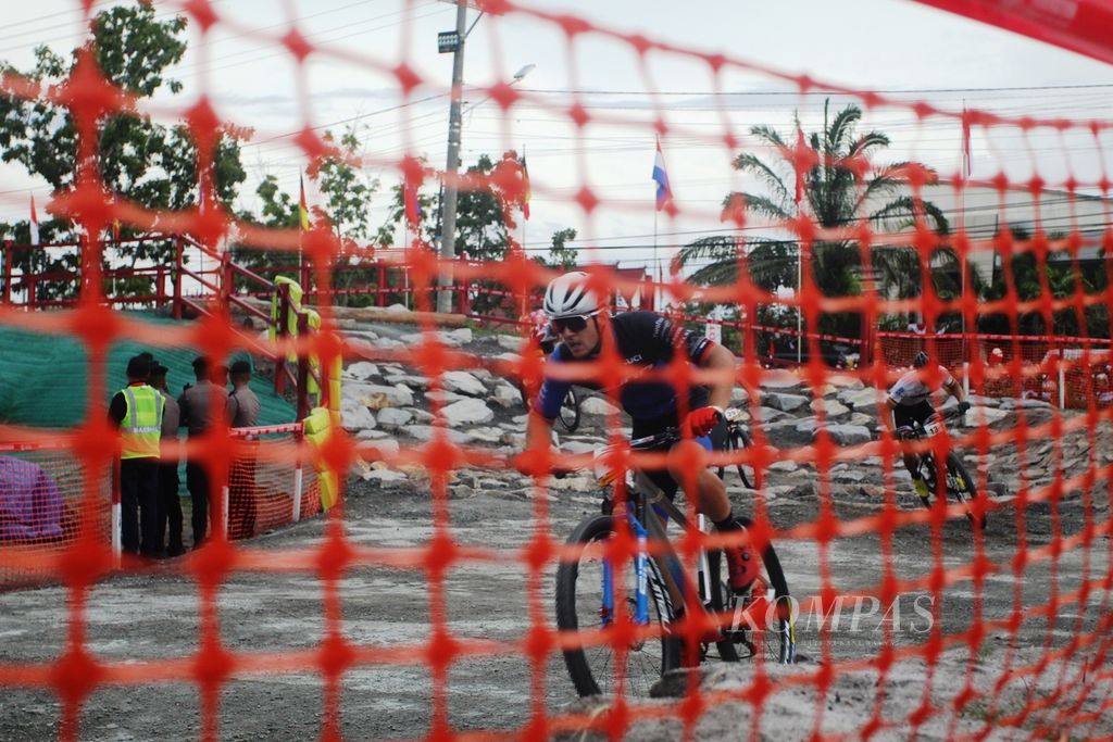 Quentin Schrotzenberger, pemenang ajang eliminator balap sepeda gunung dunia Union Cycliste Internationale (UCI) MTB Eliminator World Cup 2022 seri ke-8, di Kota Palangkaraya, Kalimantan Tengah, Minggu (28/8/2022). Pebalap yang satu ini berasal dari Perancis.