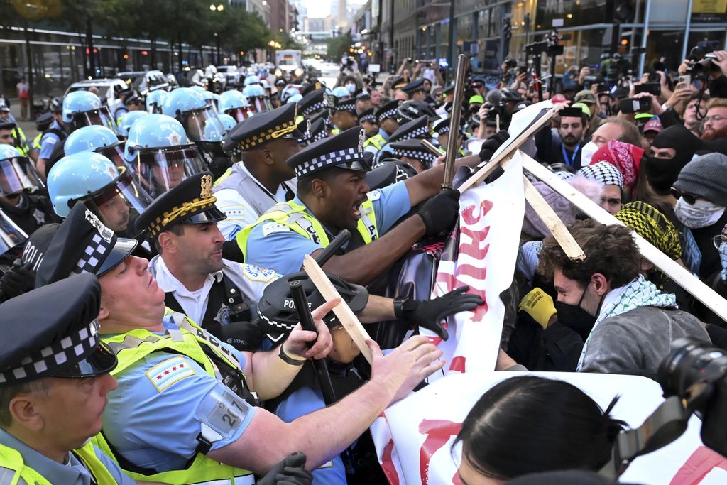 Demonstran bentrok dengan polisi di dekat Konsulat Israel selama Konvensi Nasional Partai Demokrat, Selasa (20/8/2024), di Chicago, Amerika Serikat.