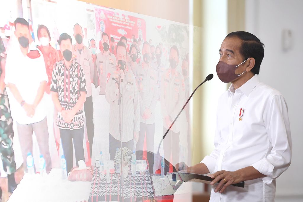 Presiden Joko Widodo memantau pelaksanaan vaksinasi di lebih dari 5.000 titik di 12 provinsi dari Istana Kepresidenan Bogor, Kamis (17/2/2022). 