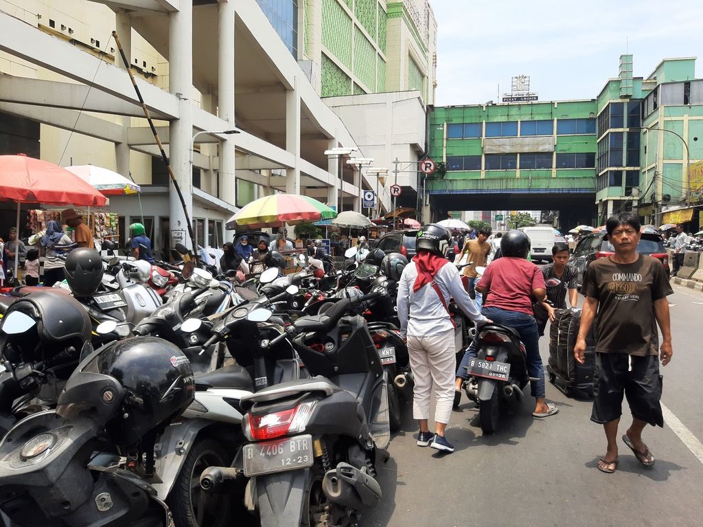 Sejumlah kendaraan parkir liar membuat kemacetan di kawasan Tanah Abang, Jakarta Pusat, Selasa (21/3/2023).