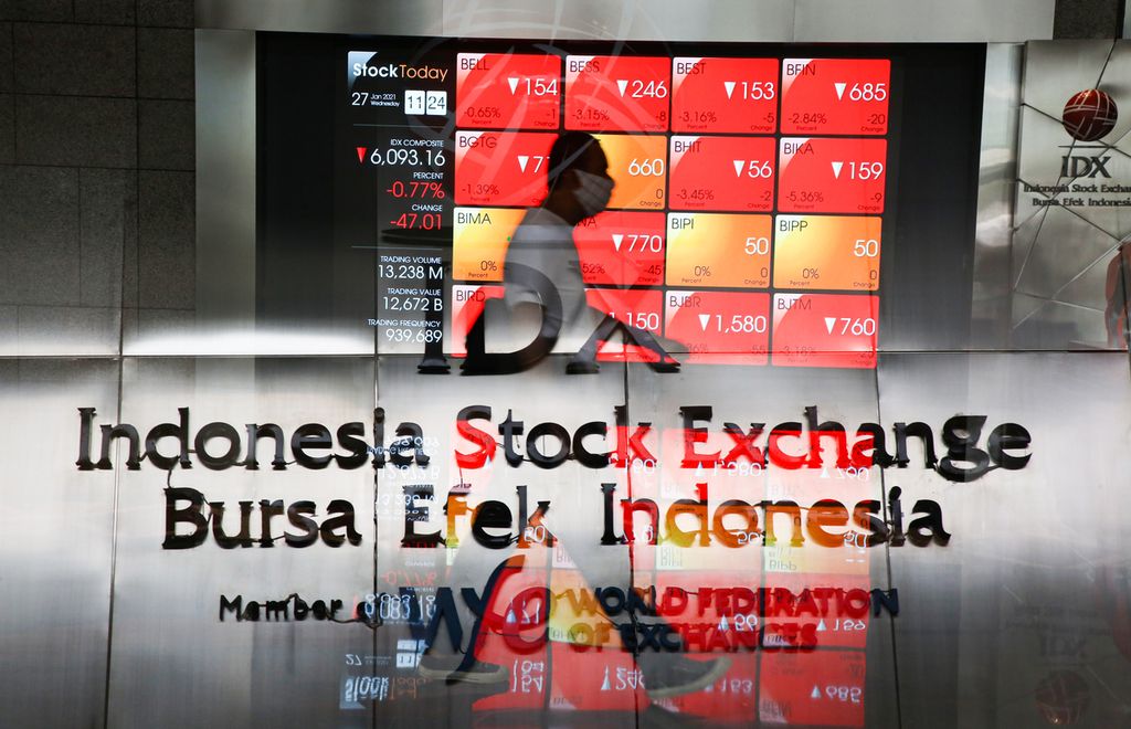 Foto pemidang tilik ganda (<i>double exposure</i>) pergerakan indeks pada perdagangan sesi pertama di Bursa Efek Indonesia di Jakarta, Rabu (27/1/2021).