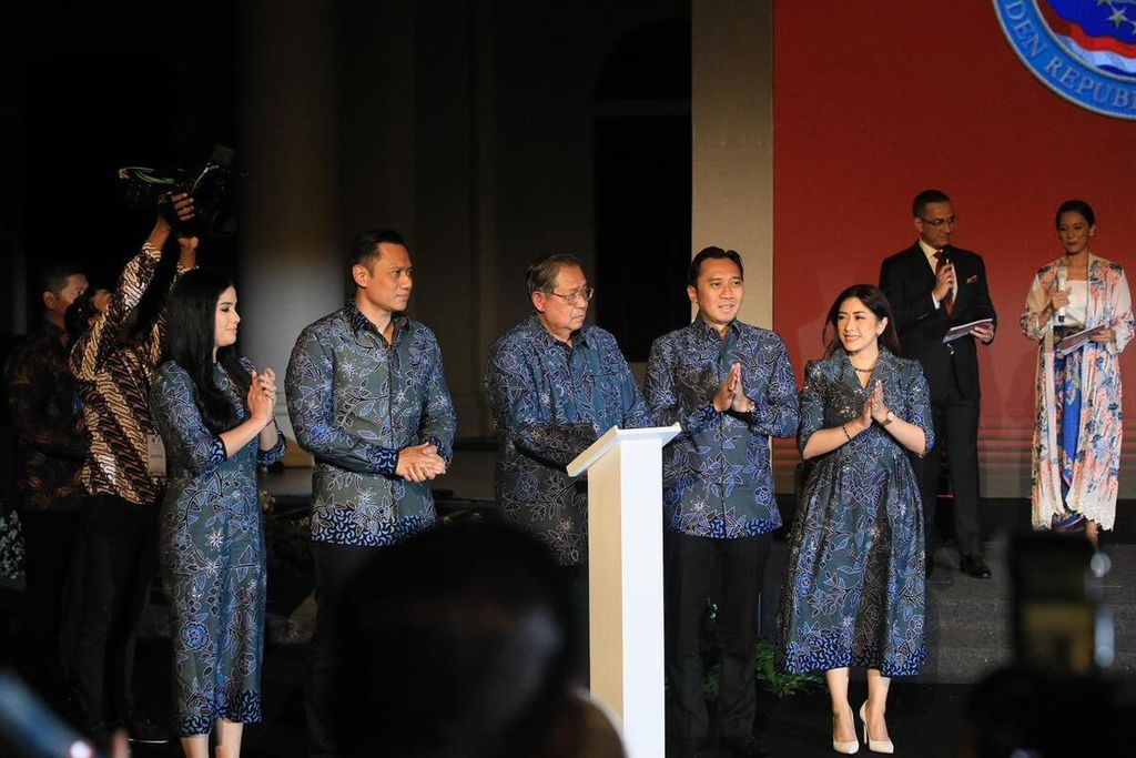 Presiden keenam Republik Indonesia Susilo Bambang Yudhoyono (tengah) meresmikan Museum dan Galeri SBY-Ani di Pacitan, Jawa Timur, Kamis (17/8/2023). Yudhoyono didampingi kedua putranya, Agus Harimurti Yudhoyono, bersama istri, Annisa Pohan, dan Edhie Baskoro Yudhoyono, bersama istri, Aliya Rajasa.