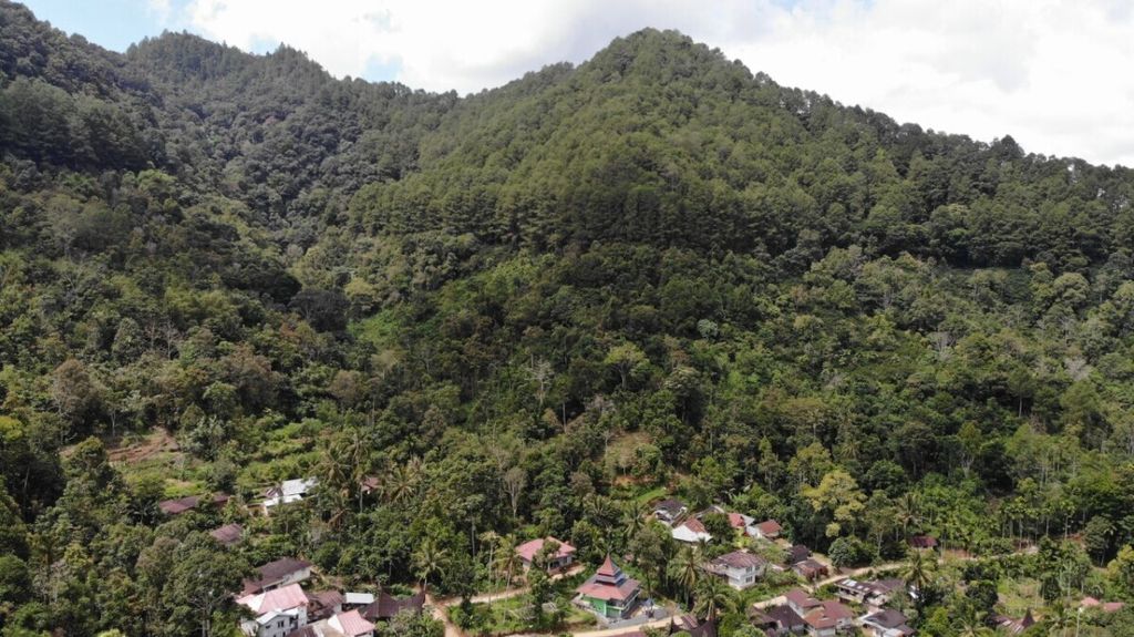 Pemandangan Hutan Nagari Simarosok, Kecamatan Baso, Agam, Sumatera Barat, Selasa (6/8/2019).