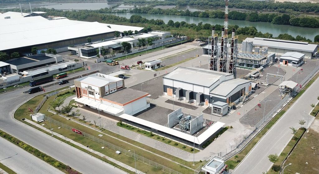 (untuk tematis KEK) Gedung pembangkit listrik di Java Integrated Industrial and Port Estate (JIIPE), Kabupaten Gresik, Jawa Timur, Jumat (3/9/2021). JIIPE terdiri dari 3.000 Ha yang terbagi menjadi Kawasan Industri 1800 Ha, Deep Seaport 400 Ha, dan Kawasan Perumahan 800 Ha.