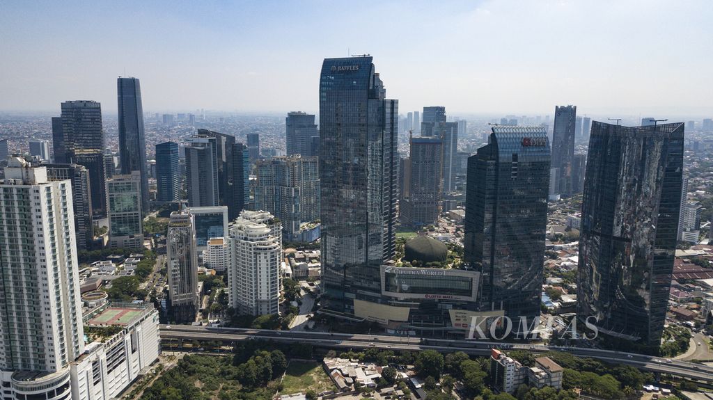 Gedung pencakar langit di kawasan Kuningan, Jakarta Selatan, Rabu (20/12/2023). Pertumbuhan ekonomi Indonesia tetap kuat di tengah ketidakpastian kondisi perekonomian global. Data Badan Pusat Statistik (BPS) menunjukkan pertumbuhan ekonomi Indonesia triwulan III 2023 tetap tumbuh sebesar 4,94 persen. 