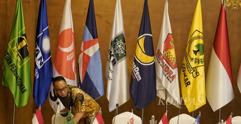 Panitia acara menyiapkan konferensi pers para pemimpin partai politik Parlemen seusai berkumpul dalam Silaturahmi Politik Awal Tahun di Hotel Dharmawangsa, Jakarta Selatan, Minggu (8/1/2023). 