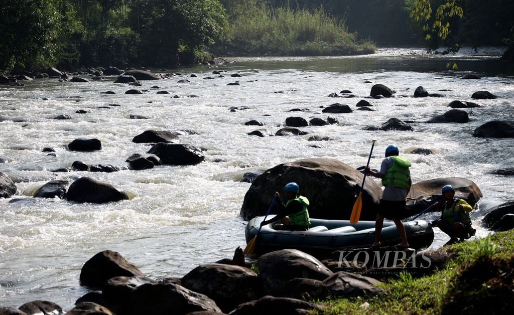 Wisatawan bersiap memulai wisata arung jeram di Sungai Citarik di Kawasan Cikidang, Kabupaten Sukabumi, Jawa Barat, Selasa (23/5/2023).