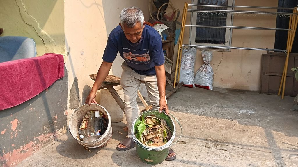 Parwito, Ketua RT 004 di RW 003 Sirnagalih, Rangga Mekar, Bogor Selatan, Kota Bogor, Jawa Barat, saat menunjukkan dua bak sampah organik dan anorganik, Kamis (31/8/2023). 