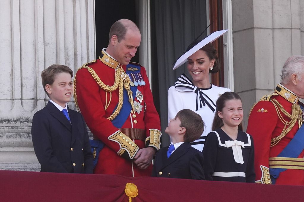 Dari kiri, Pangeran George, Pangeran William, Pangeran Louis, Kate Middleton, Putri Charlotte, dan Raja Charles III di balkon Istana Buckingham untuk melihat <i>flypast</i> seusai upacara Trooping the Color di London, Inggris, Sabtu (15/6/2024). 