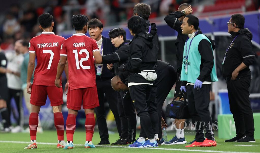 Pelatih Indonesia, Shin Tae-yong memberi pengarahan kepada Marselino Ferdinan dan Pratama Arhan pada pertandingan Grup D Piala Asia 2023 di Stadion Ahmed bin Ali, Qatar, Senin (15/1/2024). Indonesia takluk dari Irak dengan skor 1-3. 