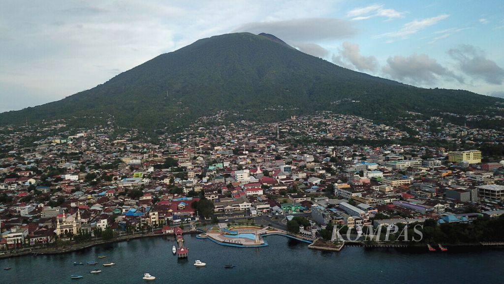 Kawasan pusat Kota Ternate, Maluku Utara, terlihat dari udara, Rabu (13/3/2019).