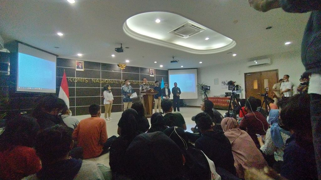 Komnas HAM menyatakan adanya indikasi pelanggaran HAM dalam tragedi kemanusiaan di Kanjuruhan, Malang, saat konferensi pers di kantor Komnas HAM, Jakarta, Rabu (12/10/2022).