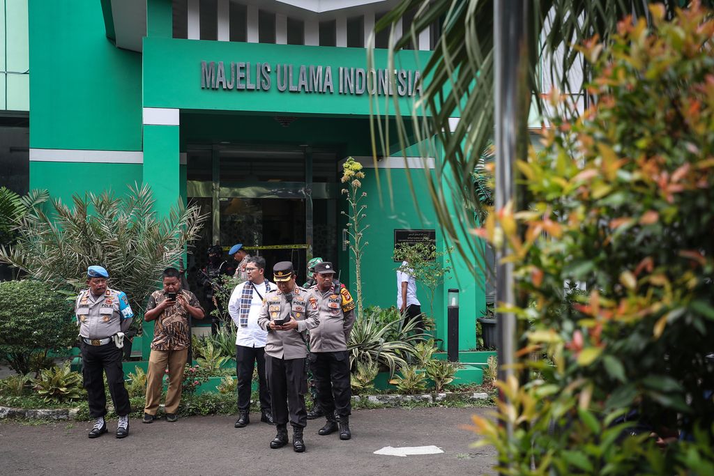Polisi berjaga di sekitar lokasi penembakan di kantor Majelis Ulama Indonesia, Jakarta, Selasa (2/5/2023). Peristiwa penembakan terjadi di kantor Majelis Ulama Indonesia (MUI) pusat dan melukai satu orang yang tertembak di bagian punggung serta dua orang lain yang terkena pecahan kaca. Pelaku penembakan dinyatakan meninggal dunia setelah ditangkap dan dibawa ke Puskesmas Menteng. 