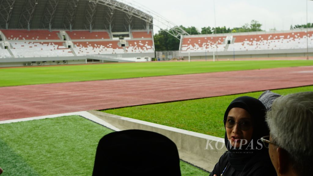 Anggota Komisi X DPR RI, Desy Ratnasari, meninjau Stadion Gelora Sriwijaya Jakabaring, Palembang, untuk melihat perkembangan lapangan yang telah direnovasi, Jumat (11/11/2022). Stadion berkapasitas 23.000 penonton ini akan menjadi salah satu tempat penyelenggaraan Piala Dunia U-20 FIFA pada 2023.