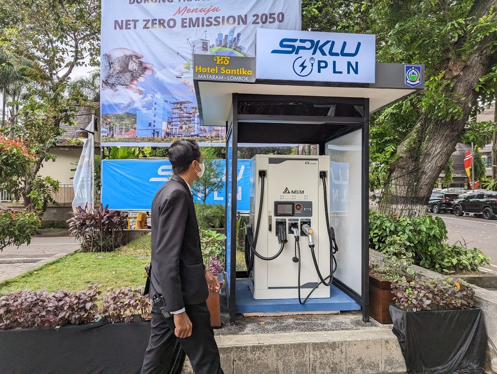 Tim dari Hotel Santika Mataram, Nusa Tenggara Barat, memeriksa Stasiun Pengisian Kendaraan Listrik Umum (SPKLU) di hotel tersebut, Selasa (27/12/2022). SPKLU keenam yang diresmikan di NTB tersebut merupakan bagian dari pengembangan ekosistem kendaraan listrik di daerah tersebut sekaligus mendukung target pemerintah dalam mewujudkan emisi nol bersih 2050 di NTB dan emisi nol bersih 2060 di Indonesia.