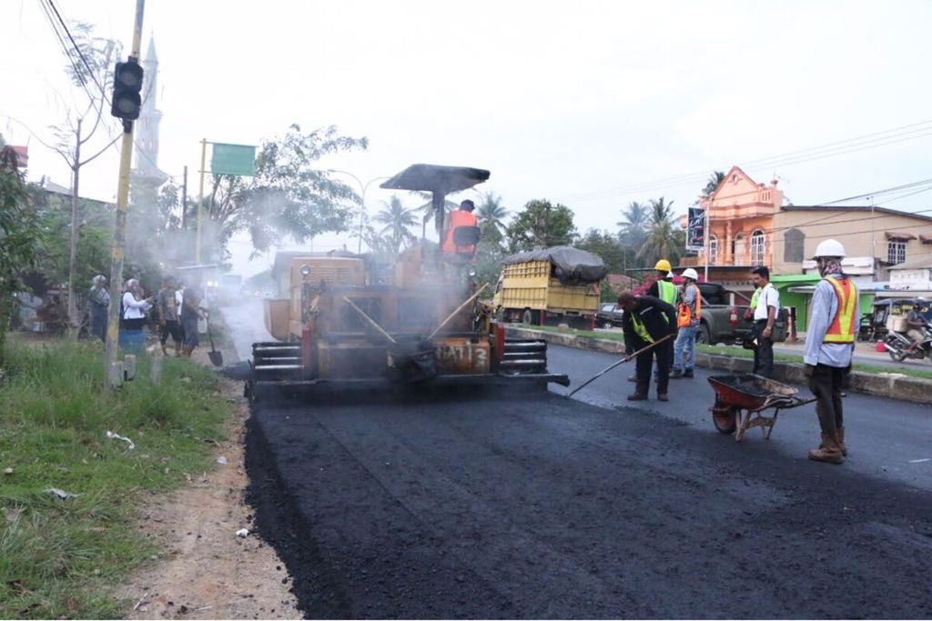 Application of Buton asphalt for road repair or preservation.