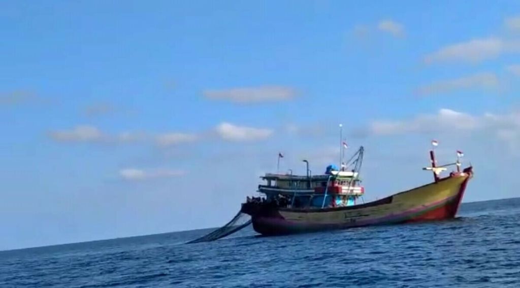 Salah satu dari 11 kapal cantrang tampak beroperasi di perairan yang berjarak sekitar 14 mil dari garis pantai Pulau Kepala, Kecamatan Serasan, Natuna, Kepulauan Riau, Sabtu (27/2/2021)