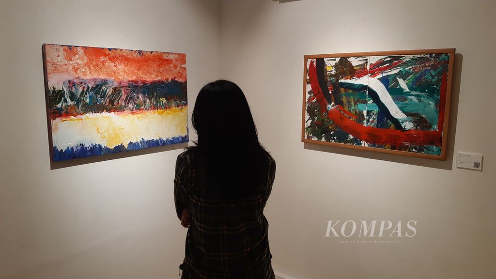 Dari kiri ke kanan, lukisan abstrak berjudul "The Last Supper" (2022) karya penyintas <i>down syndrome</i> Diego Luister Berel (23) dan lukisan abstrak berjudul "Loki" (2024) karya penyintas autis Tengku Omar Athallah (21). di Galeri Artsphere, Dharmawangsa Square, Jakarta, Selasa (2/4/2024). 