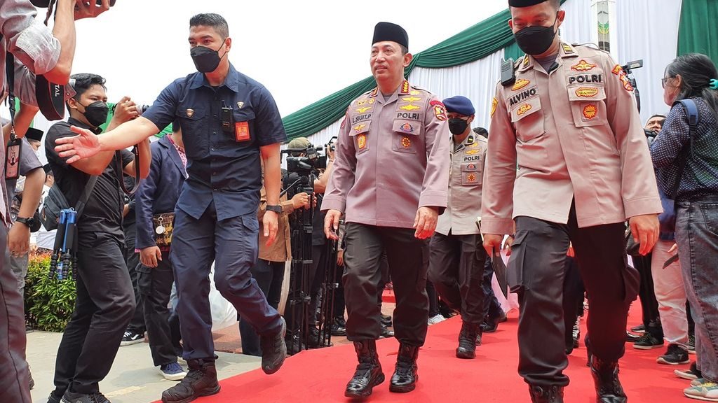 Kepala Kepolisian Negara RI Jenderal (Pol) Listyo Sigit Prabowo seusai menghadiri peringatan Maulid Nabi Muhammad SAW di Lapangan Bhayangkara, Jakarta, Selasa (18/10/2022). 