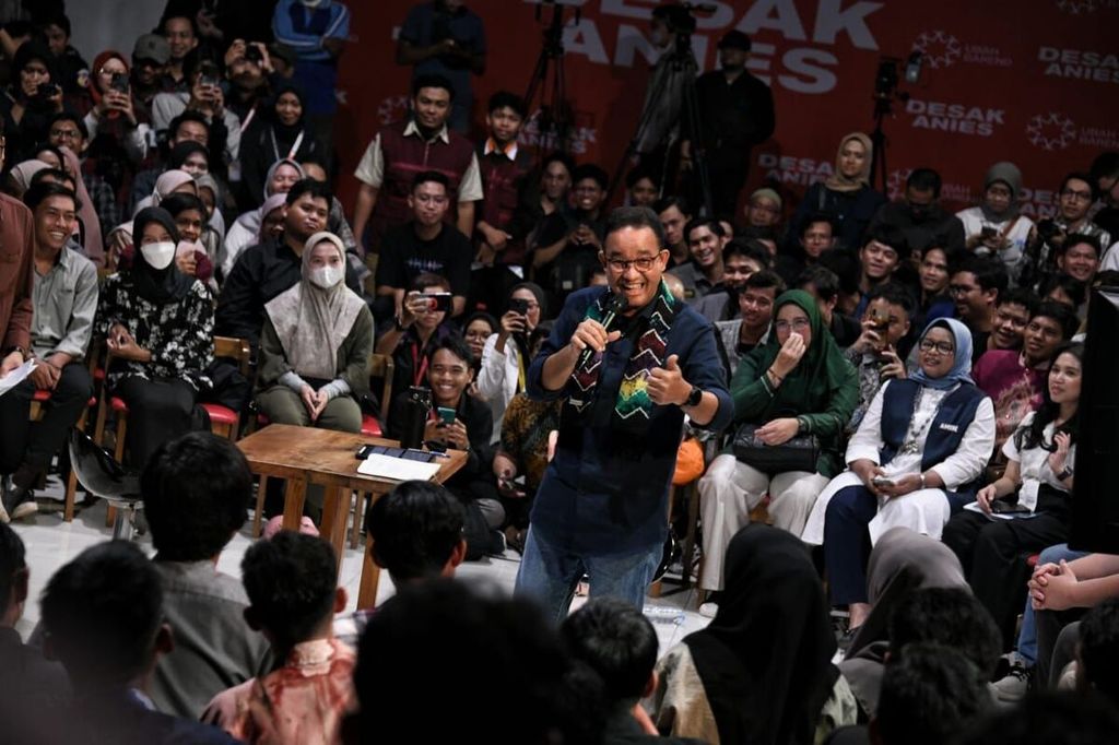 Calon presiden nomor urut 1, Anies Rasyid Baswedan, memberikan paparan pada acara ”Desak Anies” saat berkampanye di Banjarmasin, Kalimantan Selatan, Selasa (5/12/2023).