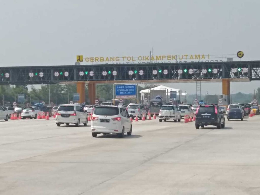 Traffic conditions at the main Cikampek Toll Gate, on Tuesday (4/5/2021).