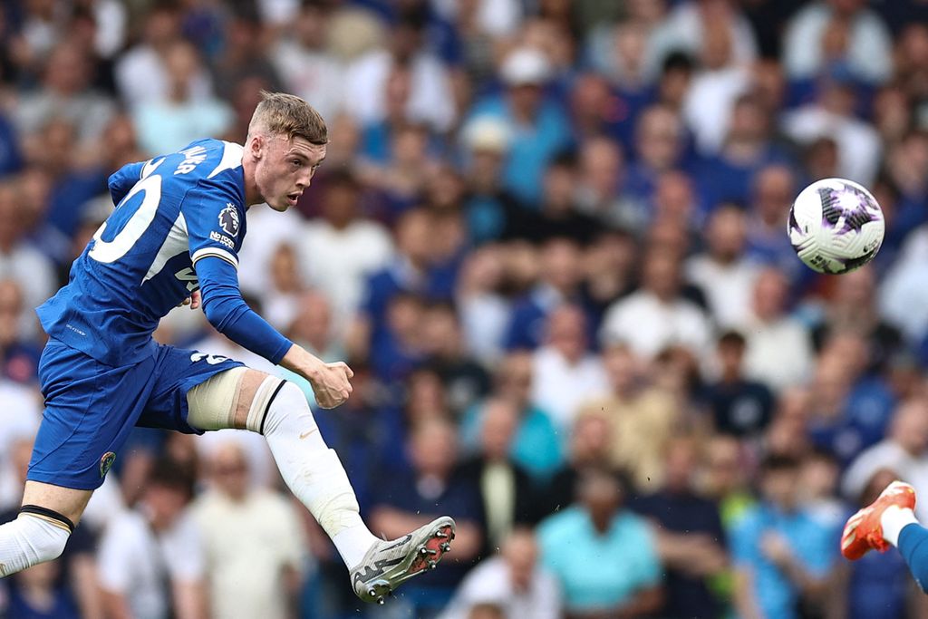 Gelandang Chelsea, Cole Palmer, mengoper bola saat laga Liga Inggris lawan Bournemouth di Stamford Bridge, London, 19 Mei 2024.